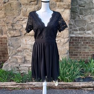 Lulus Womens Size L Black Short Sleeve V Neck Crochet Floral Top Dress NWT